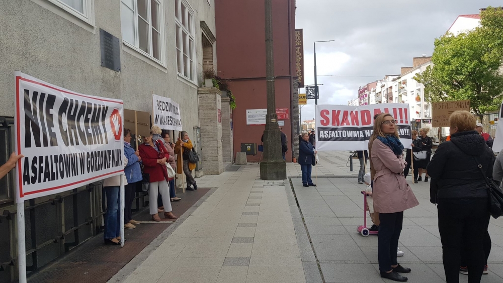 Krzyczeli zdrada pod gorzowskim urzędem [film]