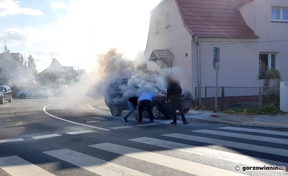 Pożar volvo na rondzie Ofiar Katynia [zdjęcia]