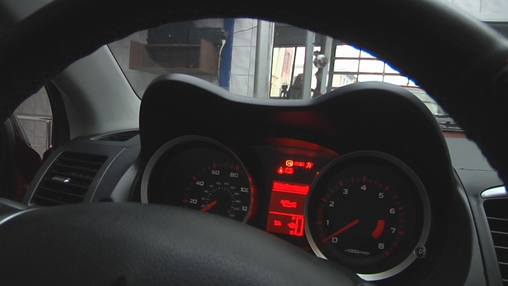 Policjanci zatrzymali opla z cofniętym licznikiem [film]