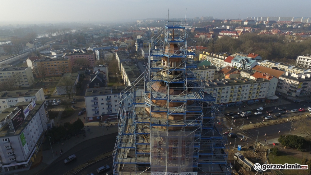 Iglica została ściągnięta z katedry, bo nie była „złota”