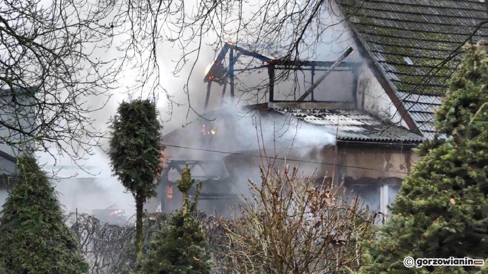 Strażak ochotnik uratował kobietę z płonącego domu [film]