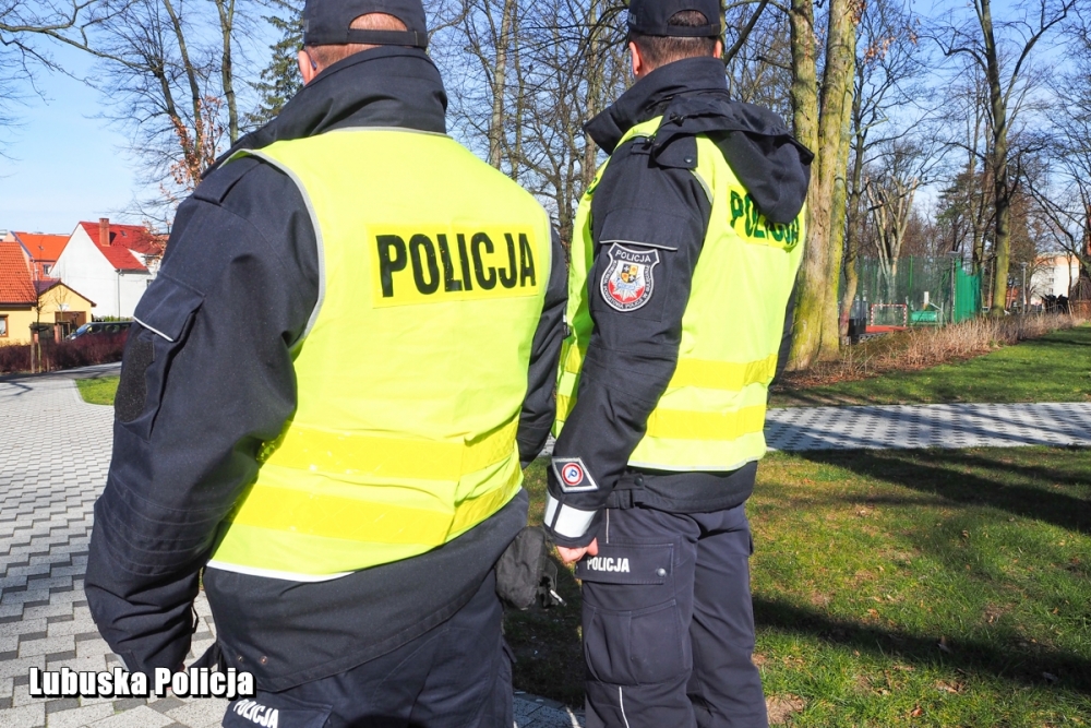 Gorzów: Złamali zakaz zgromadzeń i poszli pić do parku