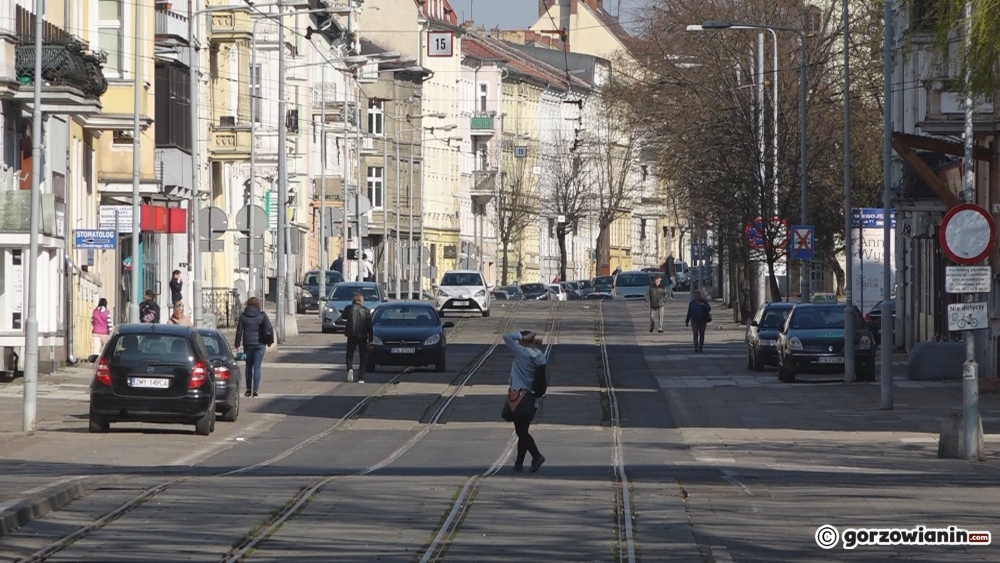 Obowiązek noszenia maseczek i przełożone matury