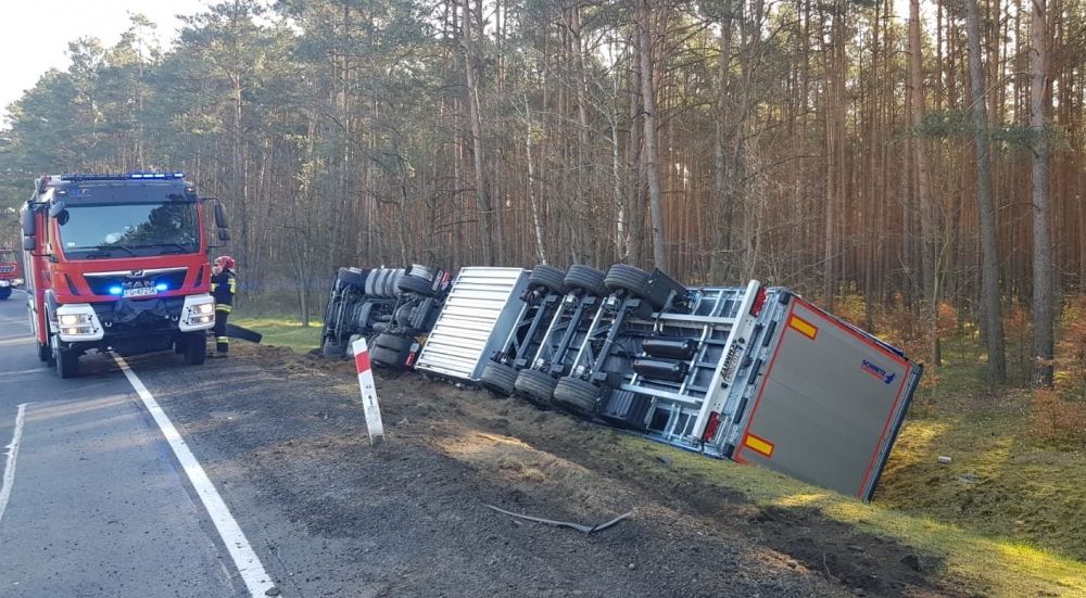 Ciężarówka w rowie na DK22