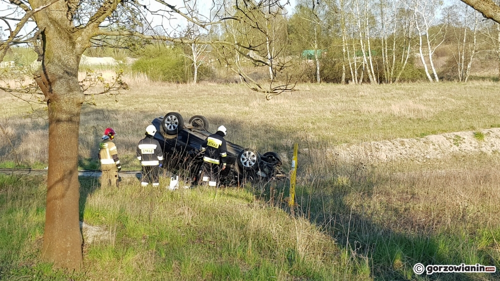 Dachowanie opla pod Gorzowem. Kierowca uciekł [zdjęcia]