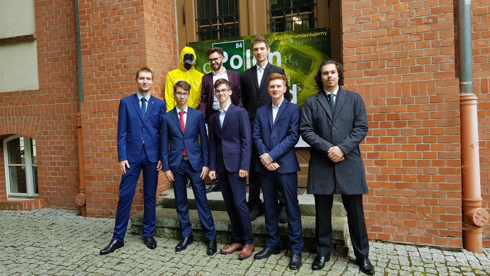 Manekin w stroju medyka witał maturzystów