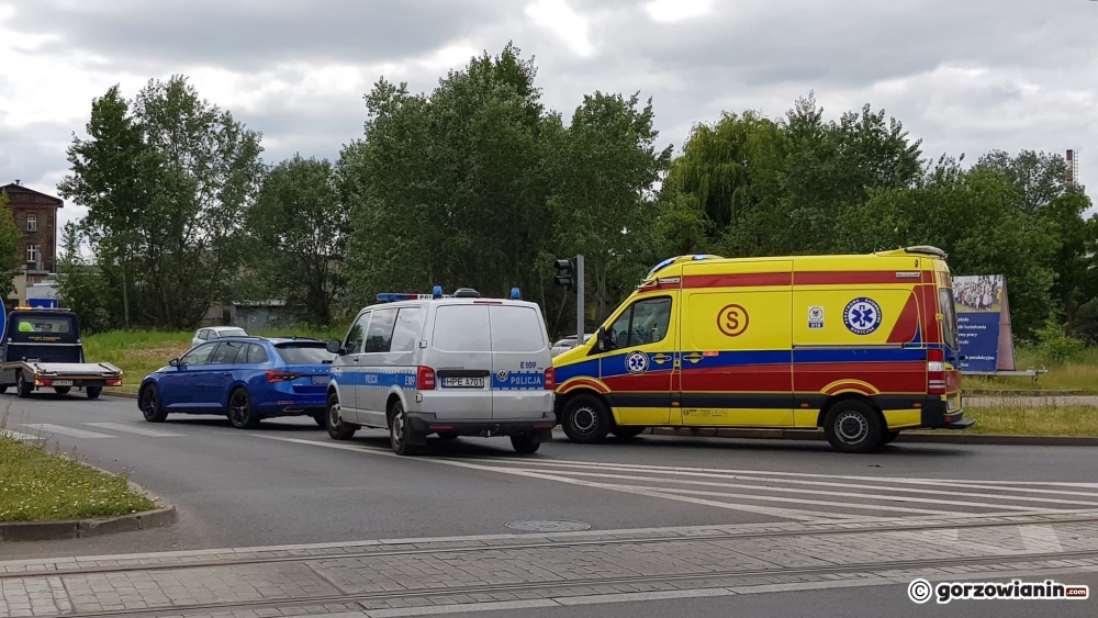 Kierujący skodą potrącił pieszą na pasach z sygnalizacją świetlną