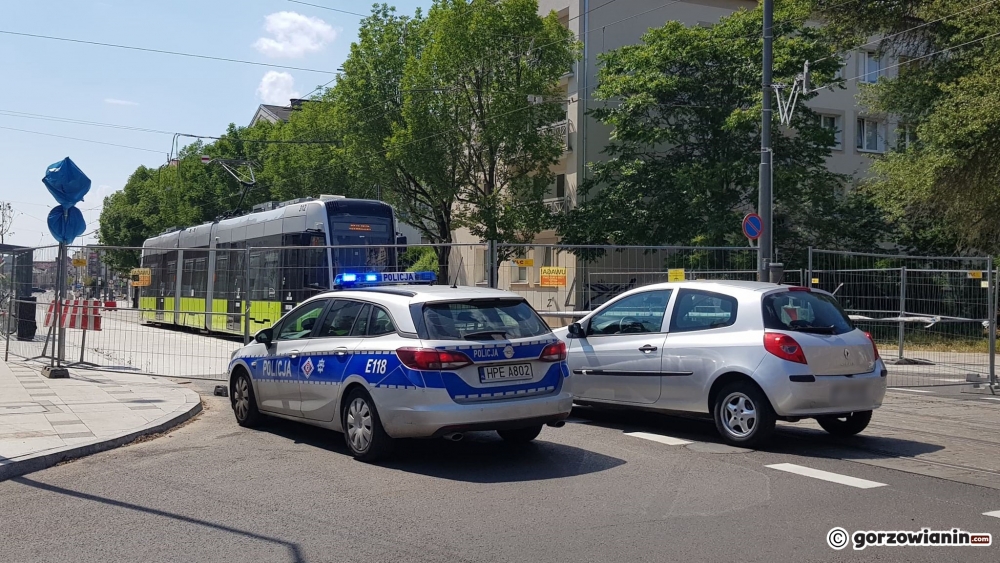 Kierowca renault zablokował przejazd testowy tramwaju