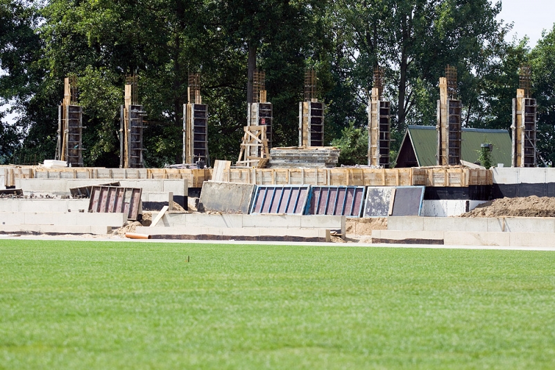 Po zielonej trawie piłka goni. Stadion we wrześniu!