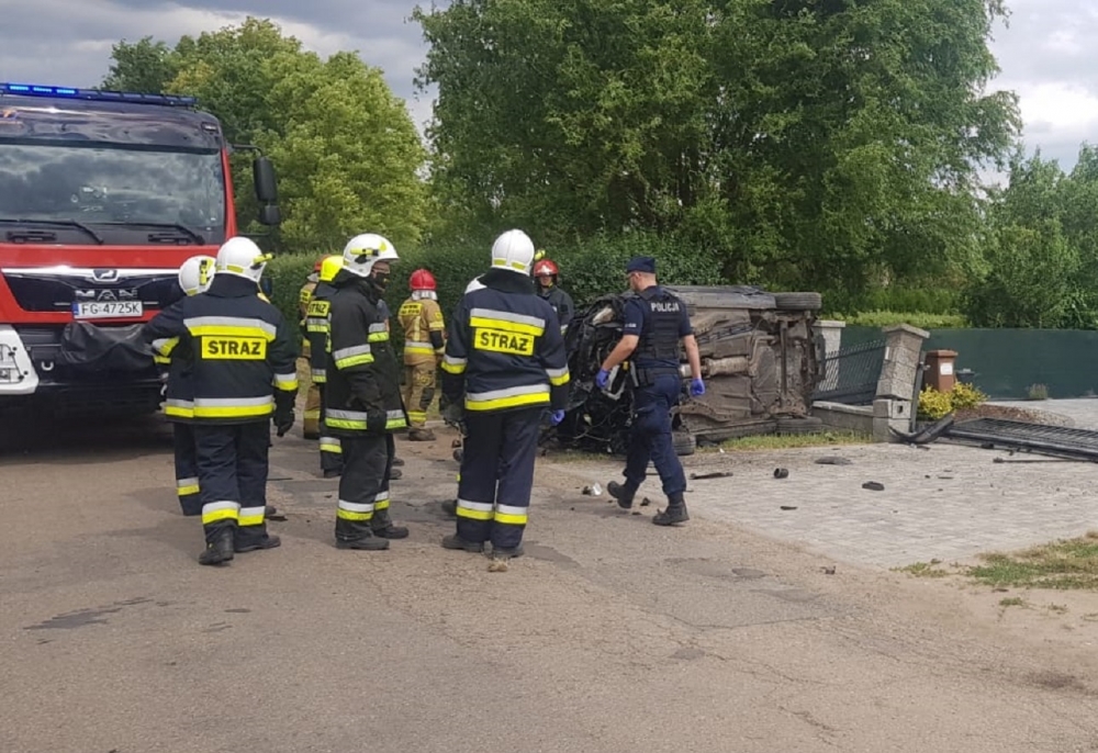 Pijany kierowca opla rozwalił betonowy płot [zdjęcia]