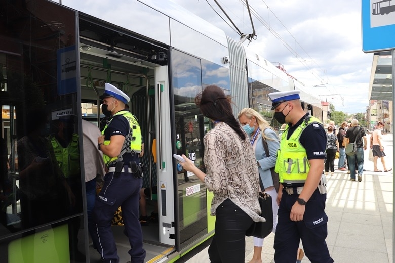 Policja i sanepid w autobusach i tramwajach