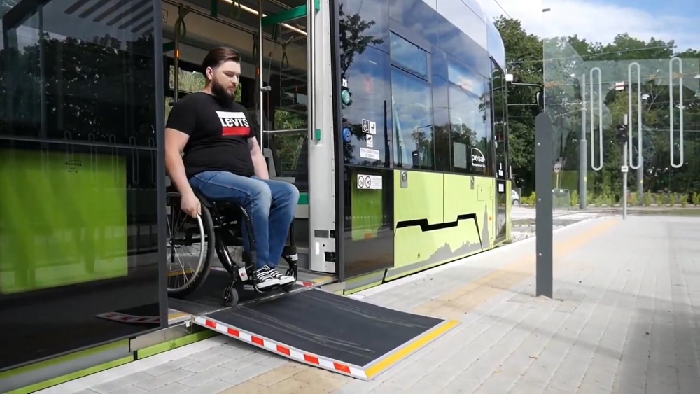 Jazda tramwajem okiem osoby niepełnosprawnej [film]