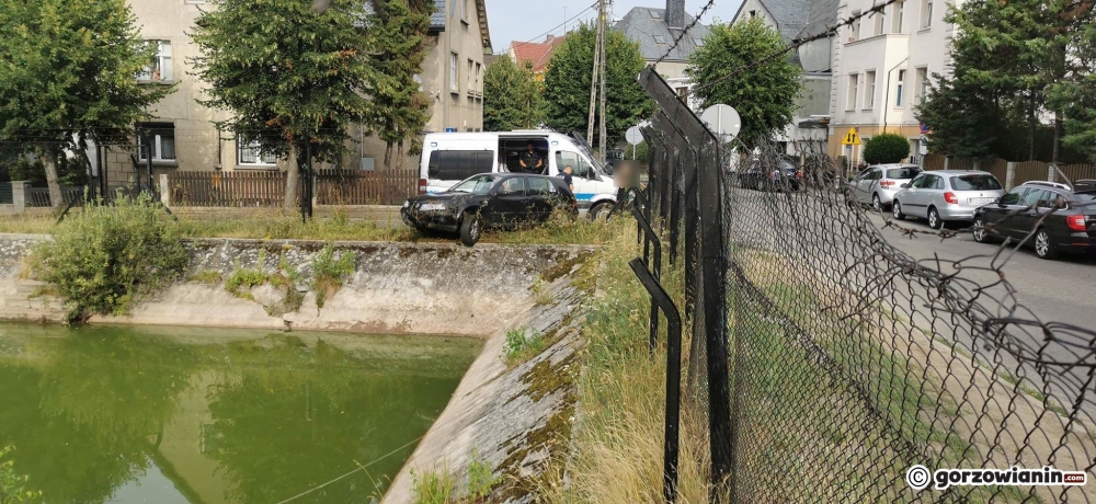 Pijany kierowca volkswagena wjechał w ogrodzenie