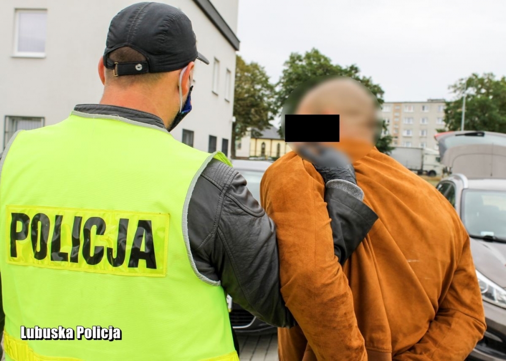 Uciekał przed policją trasą S3 i wyrzucał narkotyki przez okno auta