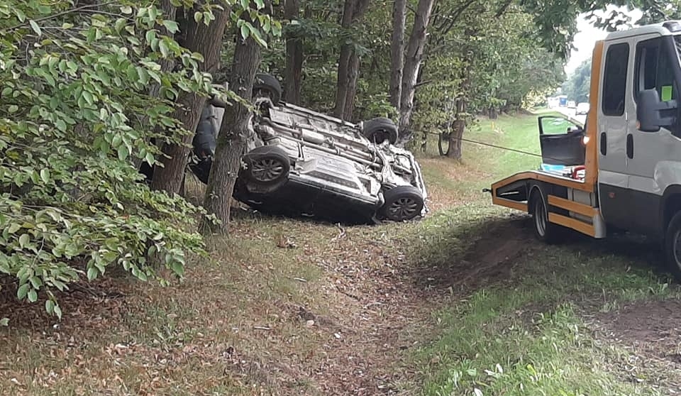 Zderzenie hondy i toyoty. Jedno z aut dachowało [zdjęcia]