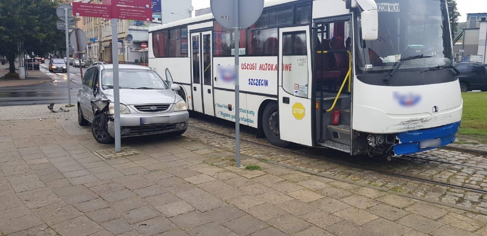 Autobus uderzył w kię [zdjęcia]