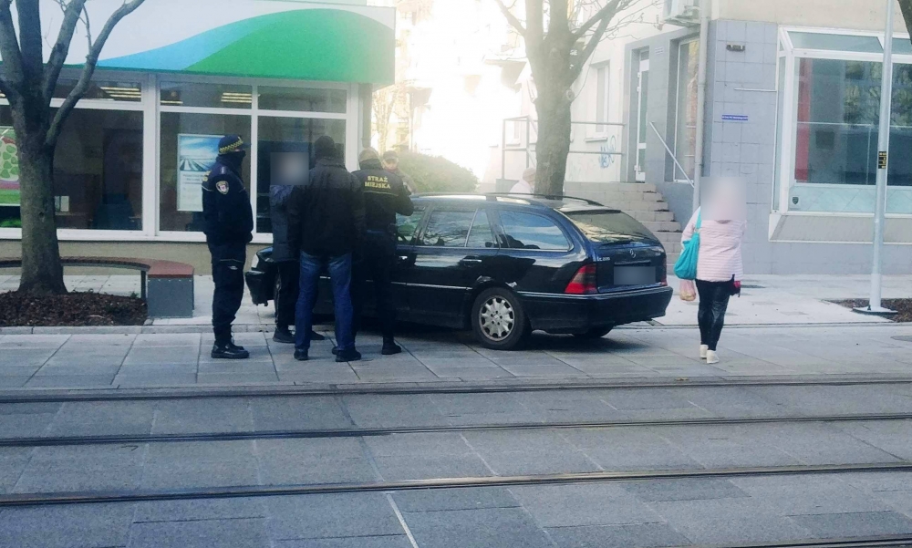 Kierowcy wciąż blokują torowisko tramwajowe. Parkują beztrosko na Sikorskiego