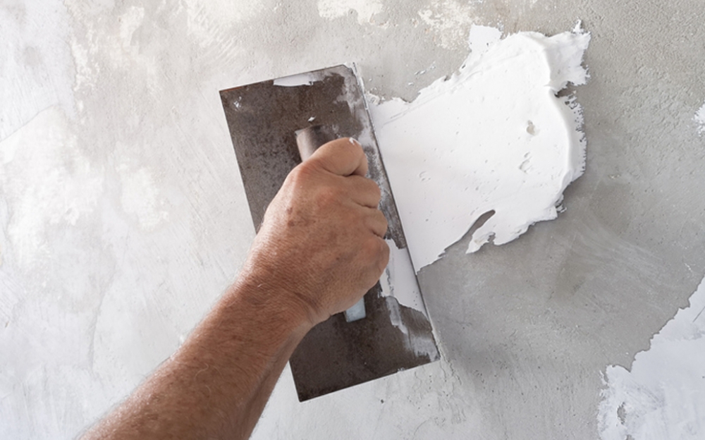 Sprawdź krok po kroku, jak samodzielnie wykonać gipsowanie ściany