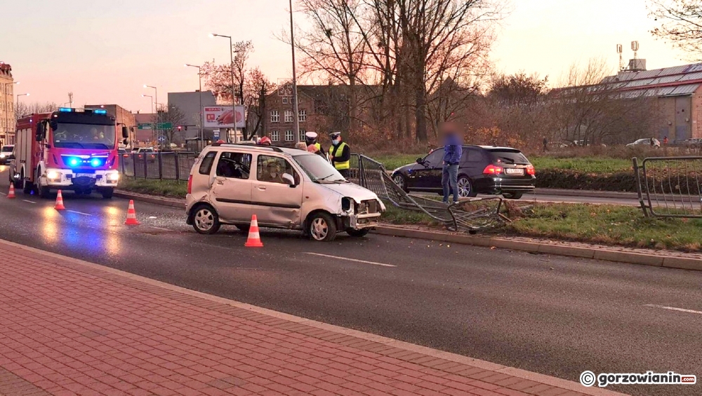 Kierująca oplem przebiła barierki przy ul. Grobla [zdjęcia]