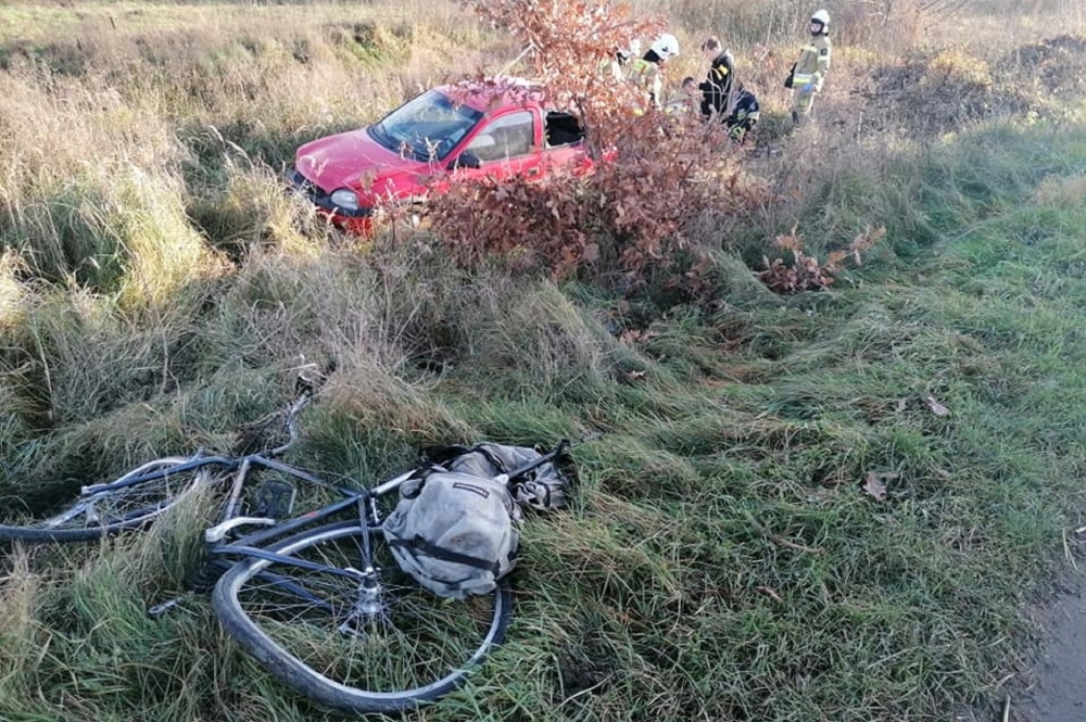 Kierowca opla potrącił rowerzystę. Auto wjechało do rowu