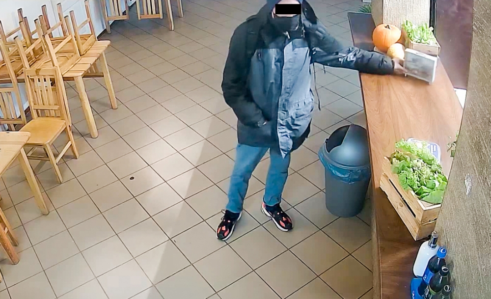 Złodziej skarbonki z napiwkami zatrzymany! Wpadł, kiedy kradł w innym sklepie [film]