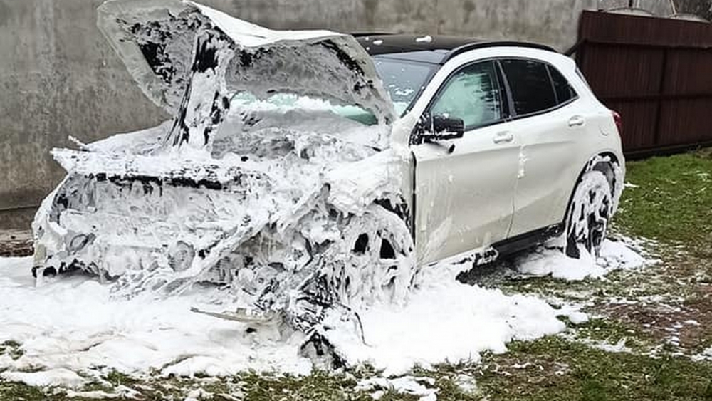 Kierujący mercedesem uderzył w ogrodzenie. Auto zaczęło się palić