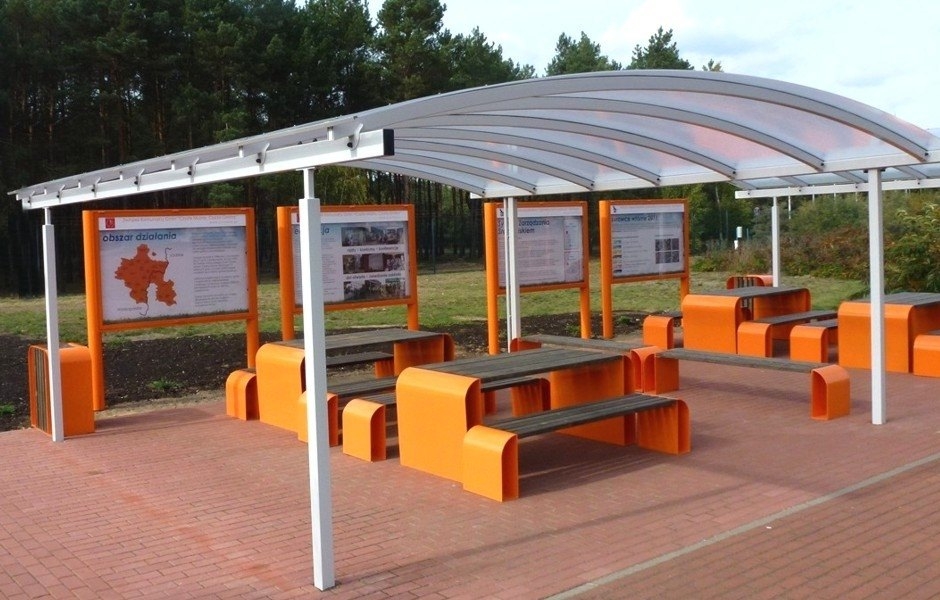 Mała architektura w przestrzeni publicznej. Jak stworzyć ładny, użyteczny zakątek?