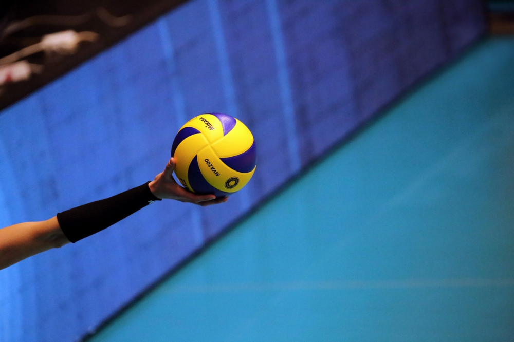 Oprawy przemysłowe LED wewnątrz budynku. Oto gdzie i dlaczego warto wymienić oświetlenie