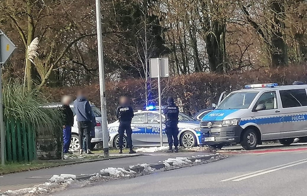 Policjanci jechali „na sygnałach” na interwencję. Zderzyli się z toyotą