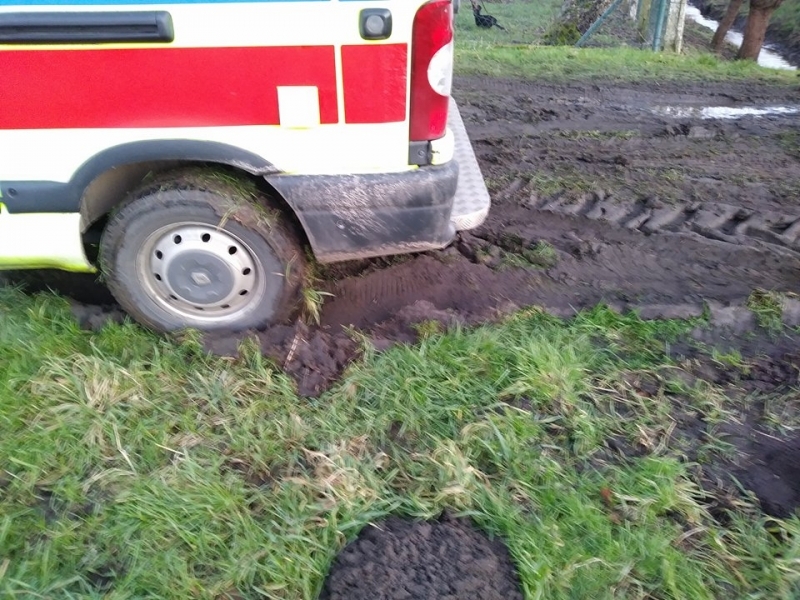 Karetka z pacjentem ugrzęzła w błocie. Na ratunek przyjechali strażacy