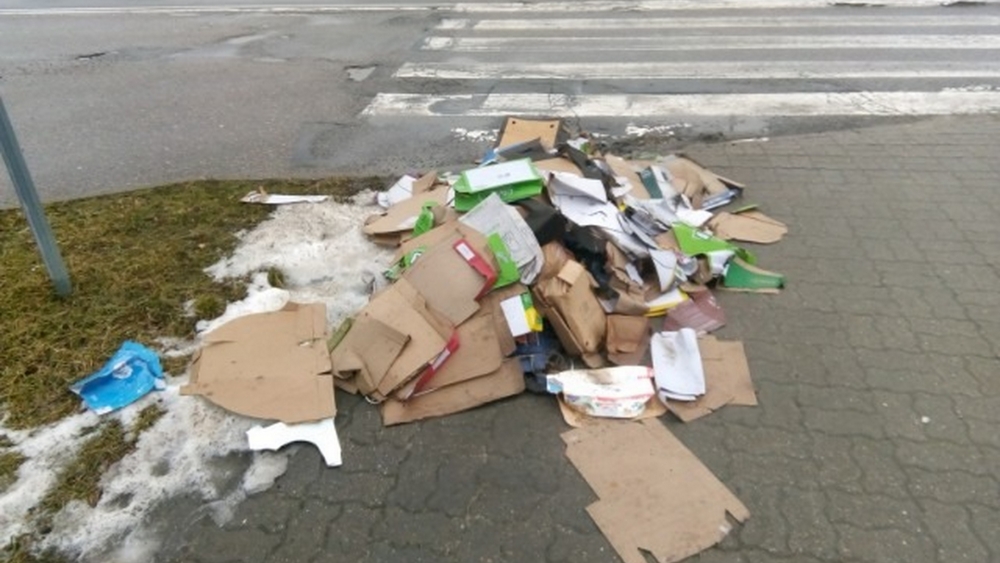 Ktoś wyrzucił śmieci tuż przy pasach