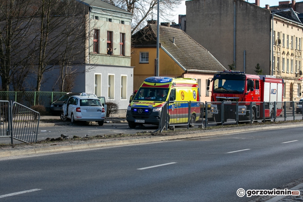 Kierujący skodą przebił barierki przy ul. Grobla [zdjęcia]