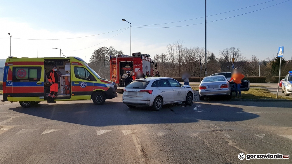 Wypadek na rondzie Wyszyńskiego. Zderzenie skody i mercedesa