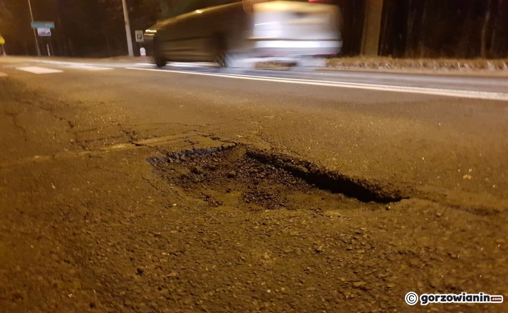 Auto uszkodzone na dziurawej Walczaka. Czytelniczka walczy o odszkodowanie