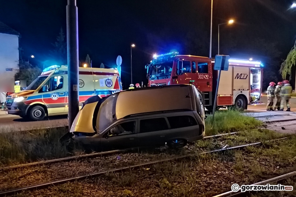 Kierowca opla uderzył w słup. Auto zatrzymało się na torowisku [zdjęcia]