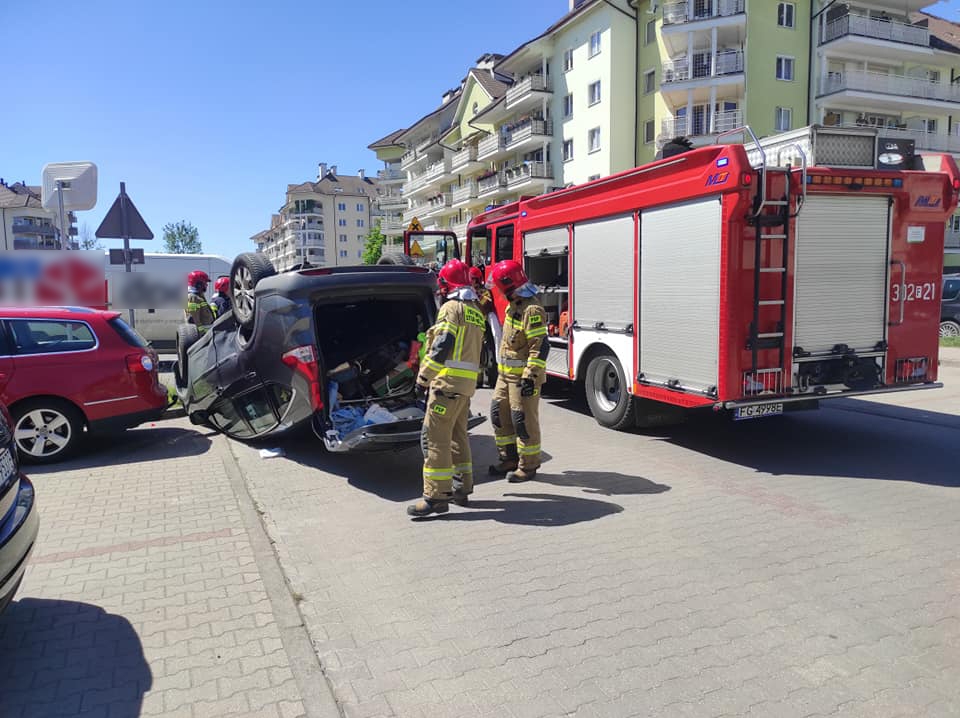 Zderzenie hondy i busa. Osobówka dachowała [zdjęcia]