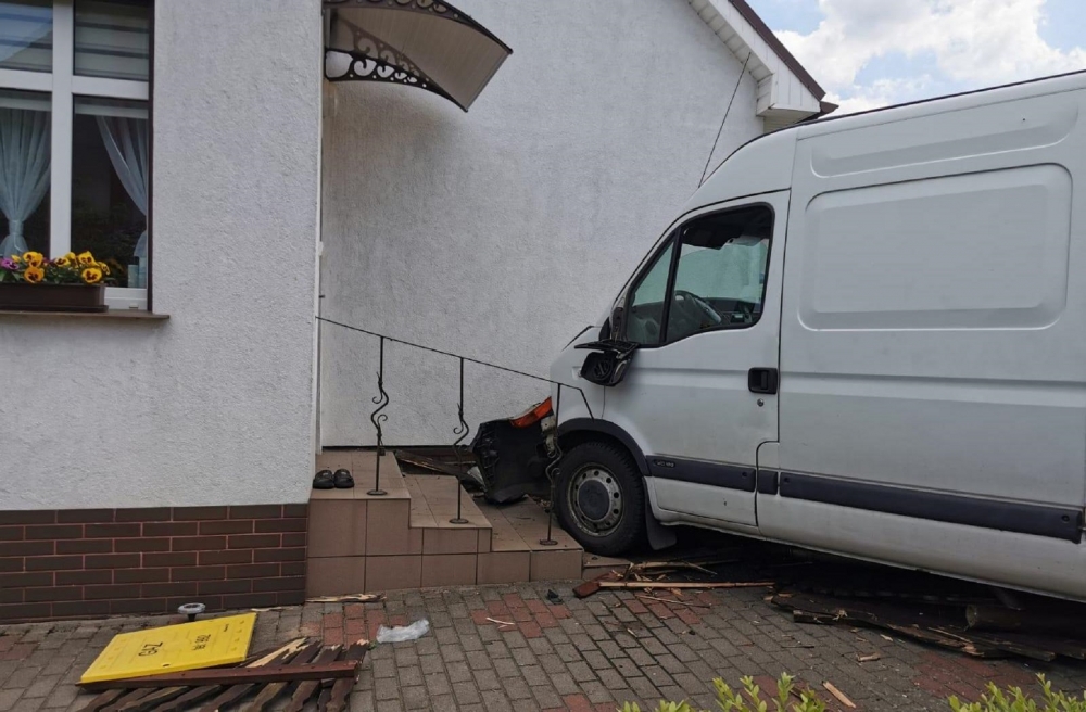 Kierowca busa zniszczył płot i skrzynkę gazową. Auto zatrzymało się na ścianie budynku [zdjęcia]