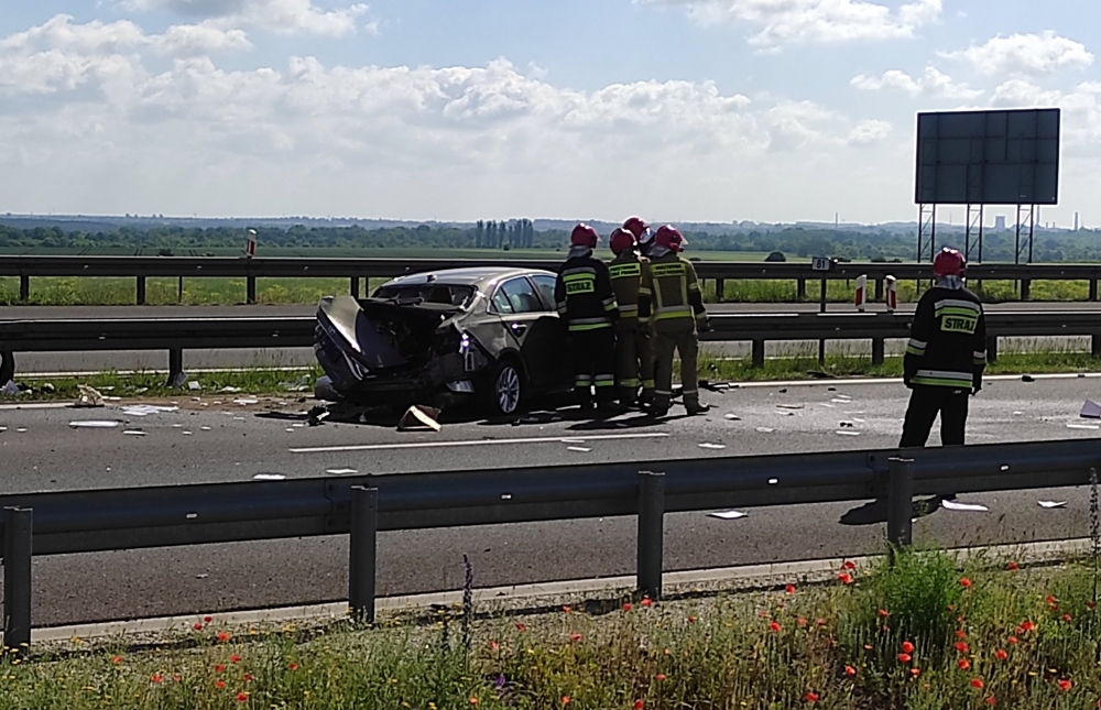 Kierujący toyotą roztrzaskał auto o barierki na S3. Z auta wypadł silnik [zdjęcia]