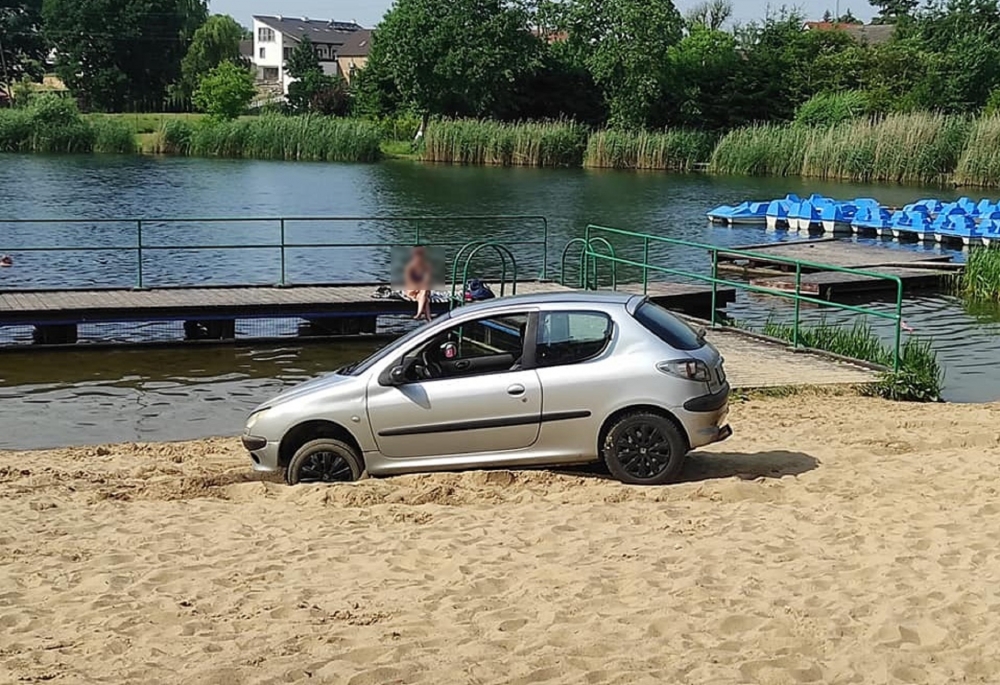 Ktoś wjechał peugeotem na plażę w Kłodawie [zdjęcia]