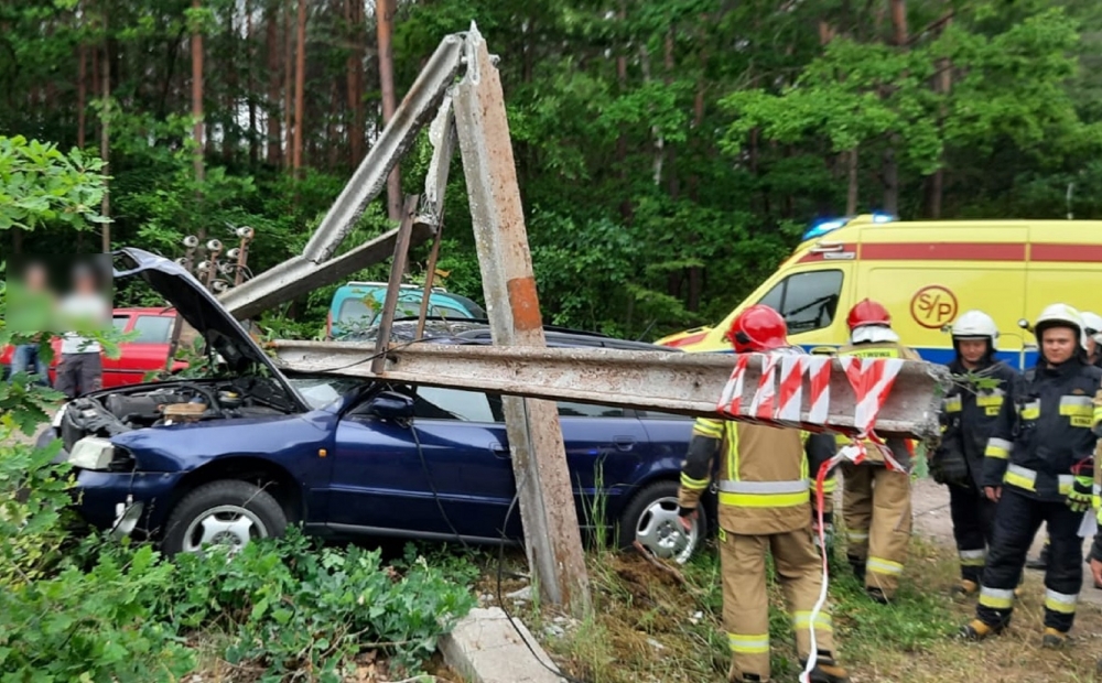 Kierujący audi wbił się pod… złamany betonowy słup [zdjęcia]