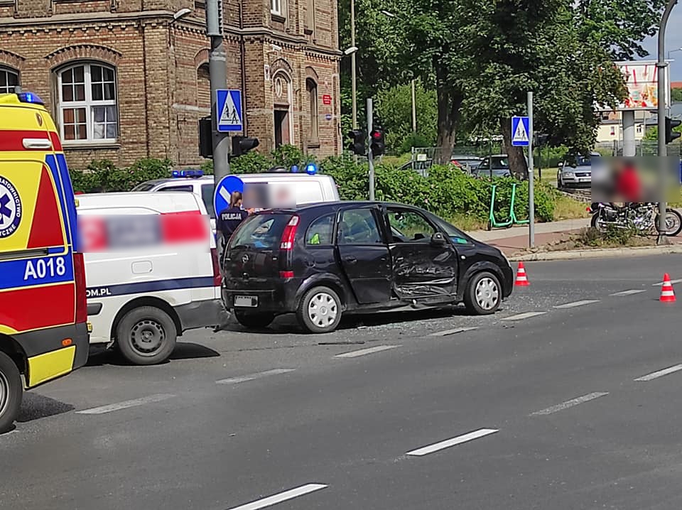 Zderzenie citroena i opla na Zawarciu [zdjęcia]