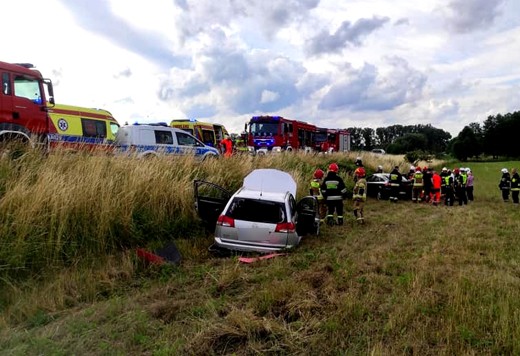 Kierowca renault chciał uniknąć uderzenia w sarnę. Zderzył się z oplem [zdjęcia]