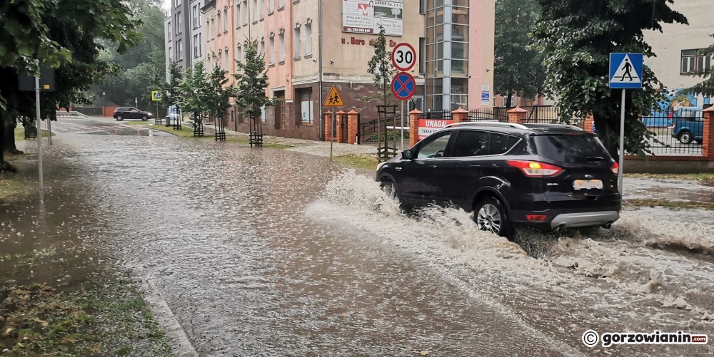 Przez Gorzów przechodzi burza. Woda zalewa ulice [film i zdjęcia]