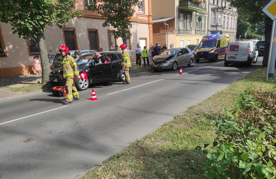 Zderzenie dwóch aut na Wyszyńskiego