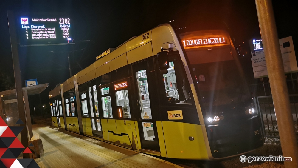 Agnieszka powie o której przyjedzie tramwaj lub autobus. Trwa test tablic [film]