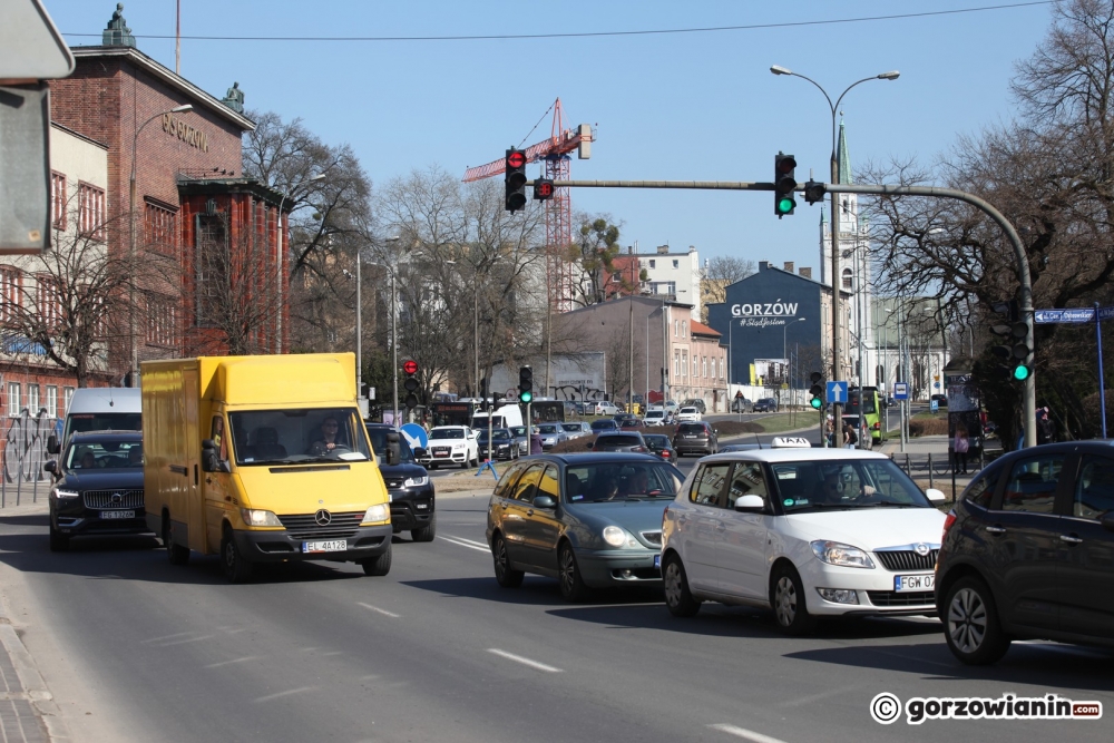 Zostaw samochód pod domem i wybierz komunikację miejską!