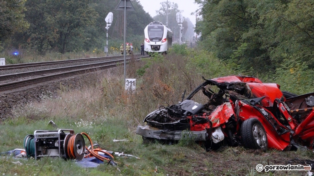 Chrysler wjechał pod pociąg. Matka uratowała dzieci z płonącego auta