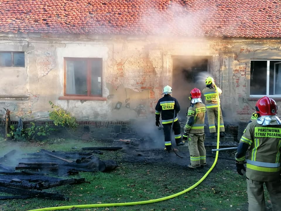 Pożar domu pod Gorzowem. Spalił się ganek i drzwi wejściowe [zdjęcia]