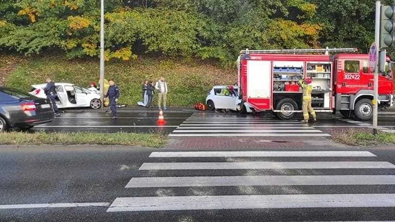 Wypadek na Słowiańskiej. Strażacy wycinali zakleszczoną osobę