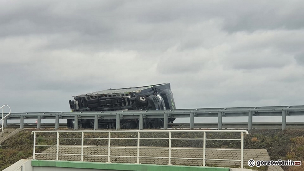 Silny wiatr przewrócił dostawcze iveco na barierki na S3 [zdjęcia]